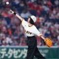 【巨人】野球上等？MEGUMIが背番号18で始球式に登場　山瀬に３バウンド投球