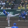 ＤｅＮＡ・藤浪晋太郎　初回の抜け球に甲子園が大きくどよめくも無失点発進　佐藤輝、大山から連続空振り三振　４年ぶりの聖地登板で投球練習中から大歓声