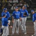 降板のＤｅＮＡ・藤浪晋太郎に甲子園全体から異例の拍手　５回途中１失点で４四球１死球　相川監督は背中をたたいてねぎらう　４年ぶりの聖地登板