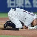燕・中村が緊急交代 自打球が顔面直撃