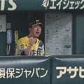 阪神・藤川監督がリクエスト成功で会心ガッツポーズ　甲子園が大熱狂　２死三塁が１死満塁に　大山が勝ち越し２点適時打　高橋に１２勝目の権利