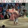 審判の後ろにひょっこり…94歳大物芸能人にネット騒然 酷暑の中でも“元気ハツラツな姿”に「師匠来てますね！」「親方の真後ろ」