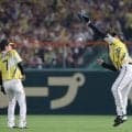 阪神が終盤に守備の乱れ　八回失策の森下はベンチに戻るとグラブを投げつける　七回は中野の失策から同点許す　八回には失策直後の森下が勝ち越し犠飛