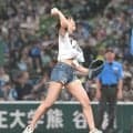 スラリ美脚の女優が始球式　なぜかプレート後方から投げノーバンならず　その場にしゃがみ込んで悔しがる