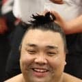霧島が大の里に初勝利で10勝目　長女アヤゴーちゃんに「初めて勝ったと言える」優勝争いトップ