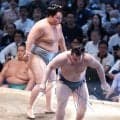 安青錦が２敗に後退、４人が並ぶ混戦…13日目は霧島と直接対決　負傷の左足は引きずったまま