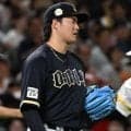 オリックス・山口　プロ初勝利の権利目前で逆転２ラン被弾　五回途中３失点で降板　悔しそうにタオルで汗を拭う