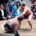 尊富士が高安との２敗対決制す　再入幕で10勝目、110年ぶり新入幕Ｖ以来の賜杯も視界