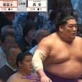 「高安おこ」「高安の夢が…」尊富士が立ち合いで…高安が土俵下で見せた“表情”が印象的 ファン落胆 「立ち合い当たってから見たかった」天鎧鵬も困惑