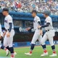 横浜　織田翔希にアクシデントか　五回表の投球練習中に右足がつったような仕草　治療経て続投→五回を懸命に抑える→右足やや引きずりながらベンチへ