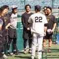 【巨人】坂本勇人、キャベッジ、浦田俊輔ら球宴出場選手が練習の前に藤川監督にあいさつ