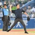 「超大物俳優が始球式に」三浦友和が神宮登場！「１６０キロ出そう」と宣言→まさかのワンバン投球に両手を膝について悔しがる「カッコヨ！」「若々しいな」