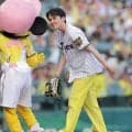 宝塚歌劇団の星組トップスター・暁千星が阪神戦始球式に登場　トップ娘役の詩ちづるが見守るもノーバン投球ならずで「３０点。練習のようにうまくいかなかった」