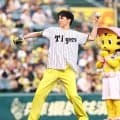 【阪神】タカラジェンヌが勝利の女神　星組トップ暁千星が黄色のパンツ姿で華麗な始球式