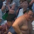 41歳・玉鷲、大ハッスルの逆転劇！ 際どい決着に「逆やと思った」ファン反応も「ほんとだ」カメラが捉えた“左手”話題に