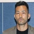 これはハーフパンツのお手本コーデ！吉田麻也会場入り　ベージュ系でまとめた上品＆大人の余裕感、足元も抜かりなし