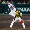 【阪神】あと１球…才木浩人ショックのあまりマウンドで立ち上がれず　佐藤輝明が抱きかかえる