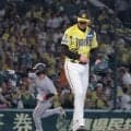 終盤の甲子園にまさか２度の悲鳴　延長十回に岩崎が勝ち越し２ラン被弾　九回は才木が完封まで“あと１球”から逆転２ラン浴びる