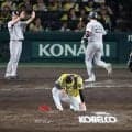 阪神・佐藤輝が座り込んだ才木の元へ　“あと１球”から逆転２ラン被弾→ショックを隠しきれない右腕に歩み寄り肩をたたく　同学年の絆が見えたシーン