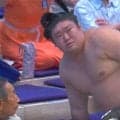 「え？」「どうした」まさかの“仕切り直し”に力士は呆然 行司「はっきよい」も…異例の光景に館内もどよめく