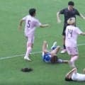 一体、何が？ 冨安健洋、“まさかの乱闘勃発”！？ 相手選手を次々と突き飛ばす… 板倉滉、谷口彰悟も加勢！芸人チームとの一戦にスタジアム大爆笑