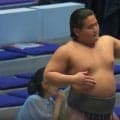 164cm・98kg、19歳“異色の小兵力士”に衝撃「あの体勢からよく…」「すごい」体格差覆す“捻り手”に驚きの声