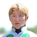 鮫島克駿騎手に開催日４日間の騎乗停止処分　札幌７Ｒで外側に斜行し４頭の進路が狭くなったため　