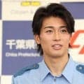 警官姿の中村敬斗に｢カッコいい｣大歓声！爽やかすぎるスマイル敬礼、革靴で神技リフティング、去り際には神対応も！流れる汗まで美しい！