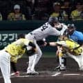 巨人　大城が１試合２死球　甲子園騒然　左翼席の巨人ファンからブーイング　三回には阪神・佐藤輝が２年ぶり死球受ける
