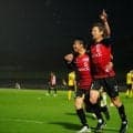 決めたのは右足！59歳キング弾、ダンス封印も福島FWカズ36歳差アシストに突進フィニッシュ
