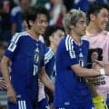｢顔ちっさ！｣｢可愛すぎんだろ｣伊東純也、福岡オフショが沸騰！映り込んだ“お土産”に｢天使ちゃんへのお土産？｣｢しんちゃん明太子タオル欲しい」