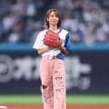 「変わらず綺麗やな」４４歳人気美女がエスコン降臨　可憐投球でノーバンならずもキュートに「ＯＫ」マーク　ネット騒然「やっぱり可愛い」「アヒル口してたー」