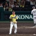 阪神　接戦制し連敗ストップ　前半戦白星フィニッシュで同率首位浮上　村上完封８勝目　六回に佐藤輝が９戦ぶりの２２号バックスクリーン弾