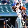 “ヘソ出し”ユニで豪快な一投　173cmの韓国アイドルがド軍戦で始球式…球場は拍手喝采