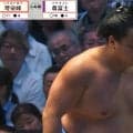 「お客様は大丈夫ですか？」力士が客席に…元若乃花“ヒヤヒヤ” お客さんも“お口あんぐり”で対戦相手も心配顔