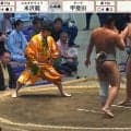"小顔で脚長"、身長190センチ超の力士対決 幕下での"規格外"な一番にファン興奮