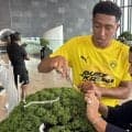 ドルトムントが来日して“神対応”　即席サイン会に加えてＴシャツ、ステッカー、水まで配布