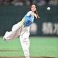 上戸彩が始球式　大きく振りかぶって投じたボールは…　左打席の後方を転がり苦笑い　サントリードリームマッチ