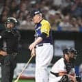 御年８６歳、代打・張本勲氏に大歓声　ゆっくりした歩みで打席へ　上原浩治氏の投球に１球でベンチに下がって申告敬遠求める