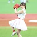 「なんと打席にはギャオス内藤さんが」　ＮＧＴ４８の北村優羽が始球式　ノーバン投球ならずも両手を広げて笑顔