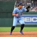 岡本和真がメジャー初盗塁　捕手からの送球がそれ、スライディングで二塁陥れる