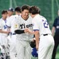 大山悠輔がめっちゃ笑顔！高橋遥人と肩を組んでニッコリ　阪神７選手＆藤川監督の記念写真でなぜか２人だけが別ポーズ