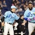 【球宴】日本ハムのレイエスが即席サイン会で大人気　さっそくファンに大サービス