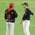 日本ハム・新庄監督と阪神・藤川監督が異例の長時間談笑　２人きりで何を話した？特注の金色バットを持った新庄監督が肩を叩く→藤川監督が大爆笑