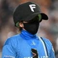 日本ハム・新庄監督が特大帽子で登場　度肝抜くシーンに東京ドームが騒然　金色ノックバットに続いてファン沸かす　レイエスまで特大帽子