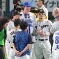 えっ意外な交流！阪神・佐藤輝と大山がＤｅＮＡ・レイノルズに肩を抱かれて３ショ　“両手に大砲”の２０３センチ右腕は満面に笑み