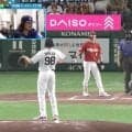 「ふざけすぎやろw」楽天・辰己涼介、打席で“何かがおかしい”…「体張りすぎ」「大丈夫？」まさかの“飛び道具”にファン爆笑