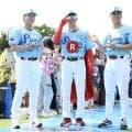 楽天・辰己が連日のパフォーマンス！　「楽天カードマン」の姿で球場入り　メガネにマント、ロンググローブ、巨大ネックレスも