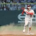楽天カードマンの辰己が激走！牽制球に挙動不審も二塁へスタート→送球逸れ何度も中堅方向振り返る「面白すぎるだろ」「よく走れたｗｗｗ」「爆笑」