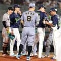 【球宴】ヤクルト山野太一、自撮り棒持って給水サポート！佐藤輝、長岡らとマウンド上でパシャリ